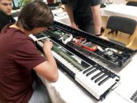 der Gast repariert sein E-Piano